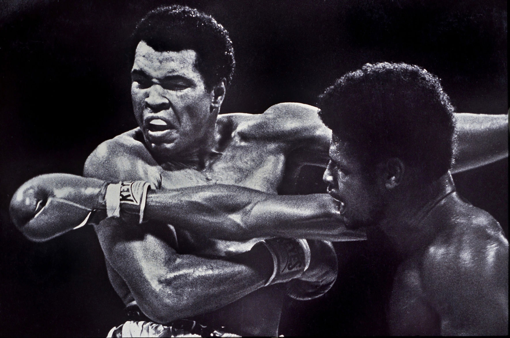 Ali beats Spinks in rematch